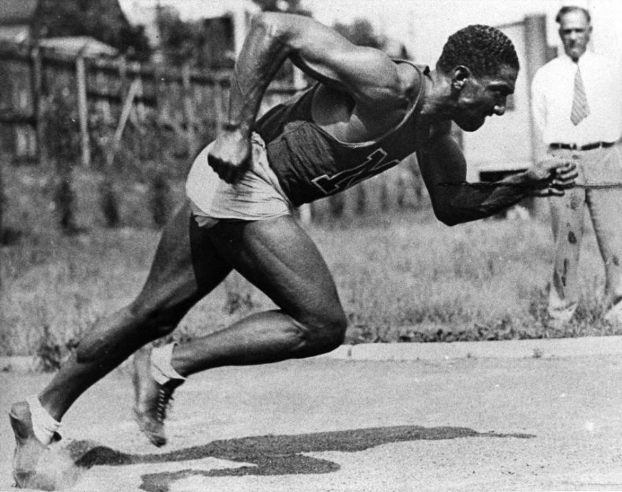 Ralph Metcalfe sprints while coach Conrad Jennings looks on, circa 1932-36. Photo courtesy Department of Special
Collections and University Archives, Raynor Memorial Libraries, Marquette University.